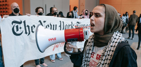 »Massaker« nur an Israelis? Proteste vor dem Gebäude der New Yor... »Massaker« nur an Israelis? Proteste vor dem Gebäude der New Yor...