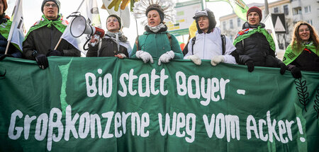 Protest gegen den Bayer-Konzern auf der »Grünen Woche« in Berlin... Protest gegen den Bayer-Konzern auf der »Grünen Woche« in Berlin...