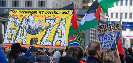 Demonstration auch gegen einen Kanzler, der das Töten in Gaza au... Demonstration auch gegen einen Kanzler, der das Töten in Gaza au...