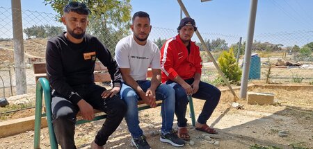 »Unser Leben ist ein Alptraum«: Lehrer Awdah Hathaleen (r.) mit ...