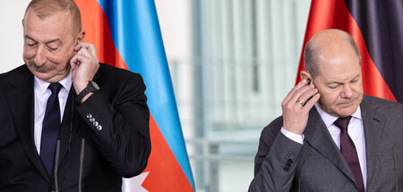 Nicht nur Klimadialog: Ilham Alijew (l.) erhielt von Olaf Scholz...