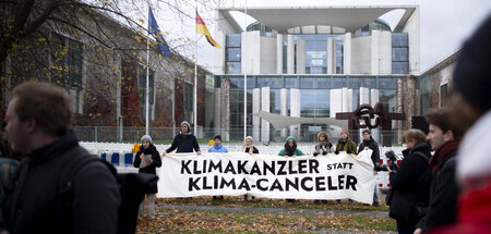 Gegen den Klima-Canceler: Fridays-for-Future-Protest vor dem Bun...