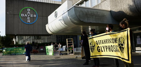 Die Bayer-Hauptversammlung wird seit Jahren regelmäßig von Prote...