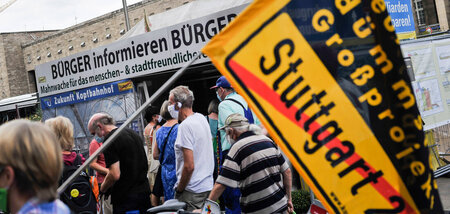 »S-21-Mahnwache« am Hauptbahnhof in Stuttgart »S-21-Mahnwache« am Hauptbahnhof in Stuttgart