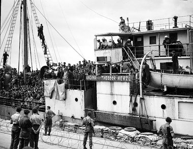 Jüdische Einwanderer erreichen Haifa, 1947 Jüdische Einwanderer erreichen Haifa, 1947