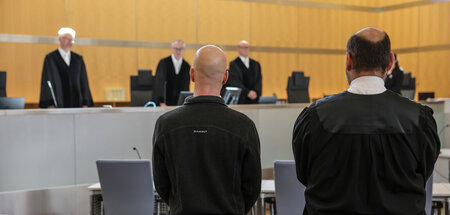 Der Angeklagte (links vorn) neben seinem Anwalt am Montag in Düs