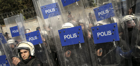 Polizisten am 1. Mai 2022 am Rande einer Demonstration in Istanb