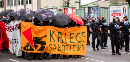 Blockade von »Rheinmetall entwaffnen« vor dem Gebäude der Rüstun...