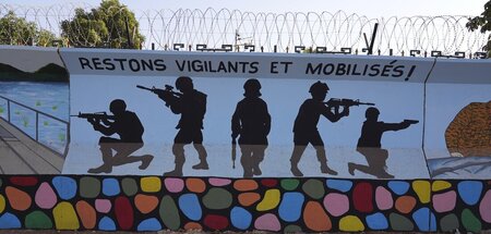 »Bleiben wir wachsam und bereit«: Wandmalerei in Burkina Fasos H...