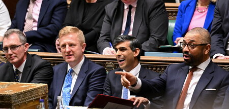 Premierminister Rishi Sunak (2. v. r.) und andere Tory-Abgeordne...