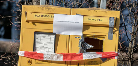 Kommt der DHL entgegen: Zerstörter Briefkasten in München-Neuper...