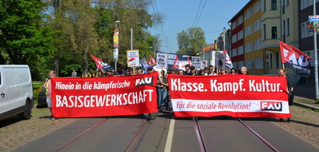 Der Demonstrationszug der Freien Arbeiter*innen-Union zieht durc...