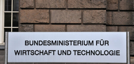 Geschäfte, aber bitte nicht mit den falschen Leuten: Schild am E