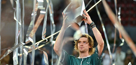 Nicht ins Gesicht schlagen: Andrei Rubljow mit Trophäe (Madrid, ...