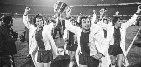 Stilvoller Auftritt: Die Magdeburger mit dem Europapokal