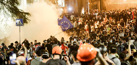 Die blaue Fahne immer dabei: Protest gegen das »Agentengesetz« i...
