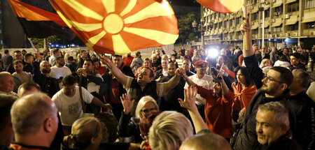 Konservative feiern nach dem deutlichen Wahlsieg in Skopje (8.5....