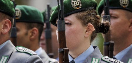 Soldatin des Wachbataillons der Bundeswehr (Berlin, 10.7.2023)