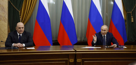 Präsident und Ministerpräsident, vier russische Fahnen