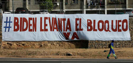 Kriegführung mit ökonomischen Mitteln: Banner gegen die Sanktion...