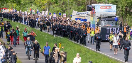 Mit polizeilichem Spalier liefen die Aktivisten am Sonnabend vor...