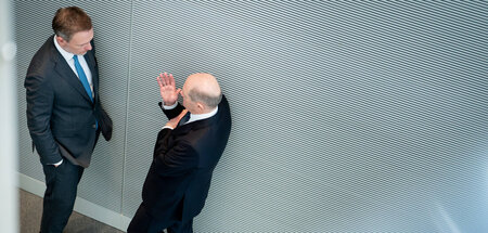 FDP-Finanzminister Christian Lindner (l.) und SPD-Bundeskanzler ...