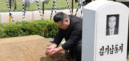 Abschied von altgedientem Mitstreiter: DVRK-Staatschef Kim Jong ... Abschied von altgedientem Mitstreiter: DVRK-Staatschef Kim Jong ...