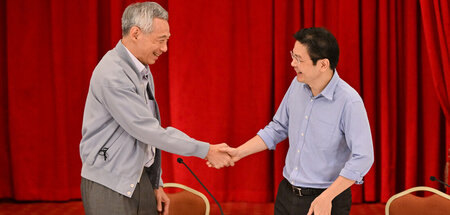 Verstehen sich gut: Shakehands zwischen dem alten (l.) und dem n... Verstehen sich gut: Shakehands zwischen dem alten (l.) und dem n...