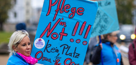 »Pflege in Not! Kein Platz für Oma und Opa«: Protestaktion des B... »Pflege in Not! Kein Platz für Oma und Opa«: Protestaktion des B...