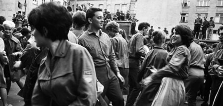 Jugend auf Sendung: Party auf der Karl-Marx-Allee in Berlin zu P...
