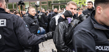 Zur Unterdrückung aktueller Studentenproteste greift die Polizei...