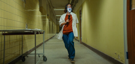 Angemessen verängstigt in verlassenen Gängen: Fanny Leander Born...