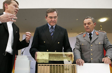 Attraktion für Sprayer? Architekt Meck, Minister Jung und Genera...