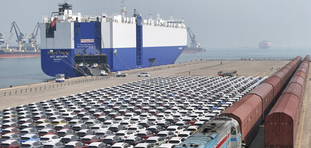 Systemkonkurrenzprodukte an Bord (Verladung von Neuwagen in Shan...