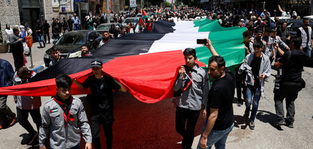 Tausende gingen am Mittwoch in Ramallah auf die Straßen, um an d...
