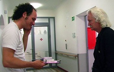 Vermittelt ein nuanciertes Bild von Menschen in einer schwierige...