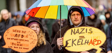 Bereit für bunten Protest: Teilnehmende einer Demonstration gege... Bereit für bunten Protest: Teilnehmende einer Demonstration gege...