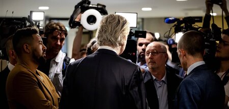 Gern im Rampenlicht: Rechtsausleger Wilders (M.) nach Vorstellun... Gern im Rampenlicht: Rechtsausleger Wilders (M.) nach Vorstellun...