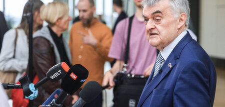 Bewaffneter Kampf geht ihm zu weit: Herbert Reul (CDU) am Donner... Bewaffneter Kampf geht ihm zu weit: Herbert Reul (CDU) am Donner...