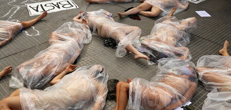 Zu viele Tote geschlechtsspezifischer Gewalt: Die-in-Protestakti... Zu viele Tote geschlechtsspezifischer Gewalt: Die-in-Protestakti...