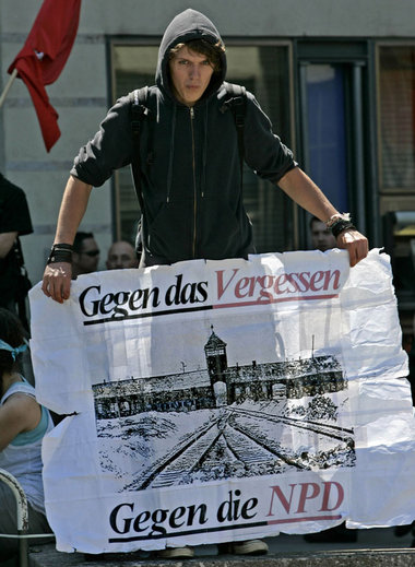 München im Mai 2009: Antifas protestieren gegen eine Neonazidemo...