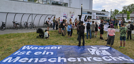 Protest vor dem Abstimmungsort in Hangelsberg am Donnerstag nach