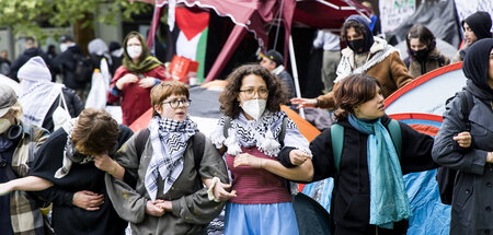 Untergehakt gegen die Räumung des Palästina-Camps auf dem Geländ...