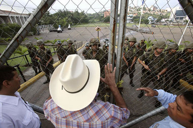 Vor dem Präsidentensitz in Tegucigalpa – draußen Demonstranten, ...