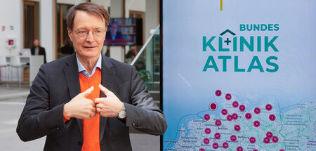 Zwei Daumen für die Kraft des Marktes: Karl Lauterbach beim Öffn...