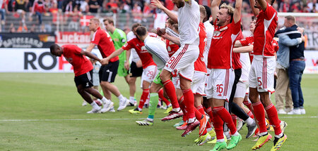 Die Spieler von Union Berlin lassen sich nach dem Schlusspfiff i...