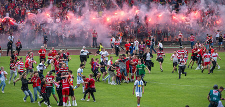 Es brennt: Cottbus bejubelt seinen Aufstieg in die dritte Liga (...