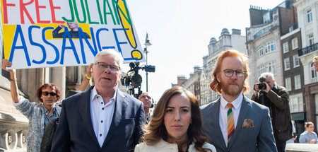 Einen Moment aufatmen: Stella Assange (M.) mit Wikileaks-Chef Kr...
