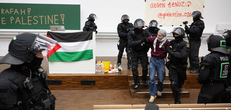 Polizisten räumen am 7. Mai das zuvor besetzte Audimax der Unive...