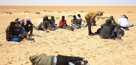 Ausgesetzt in der Wüste: Asylsuchende an der libysch-tunesischen...